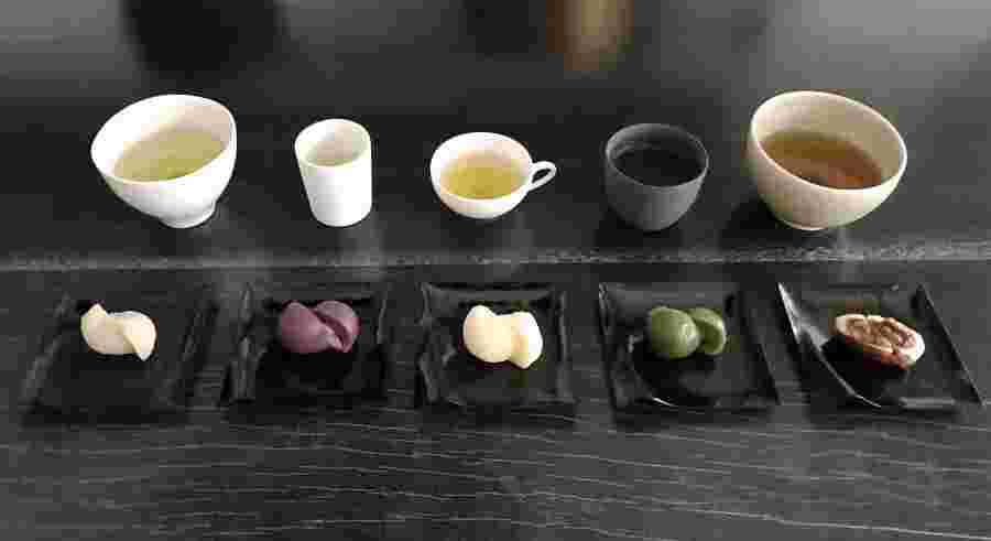 草果を含むいろんなお茶がならんでいる。