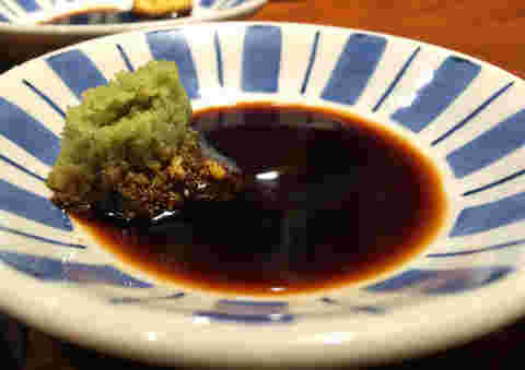 お皿に入れたわさび醬油