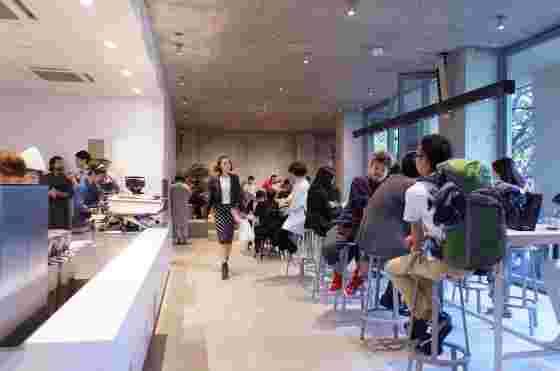 ブルーボトルコーヒーの店内