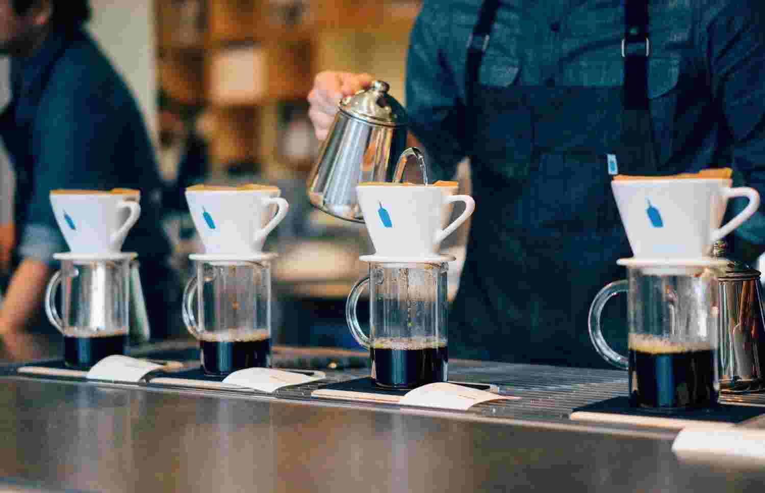 ブルーボトルコーヒーでコーヒーを淹れている画像