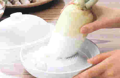 大根をおろす様子