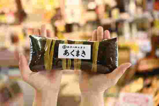 あくまきを手に持っている様子