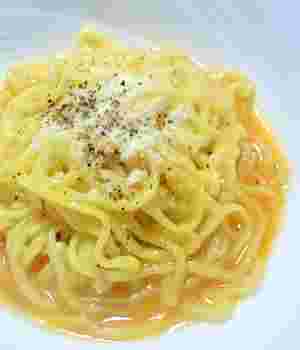 インスタント塩ラーメンでカルボナーラ