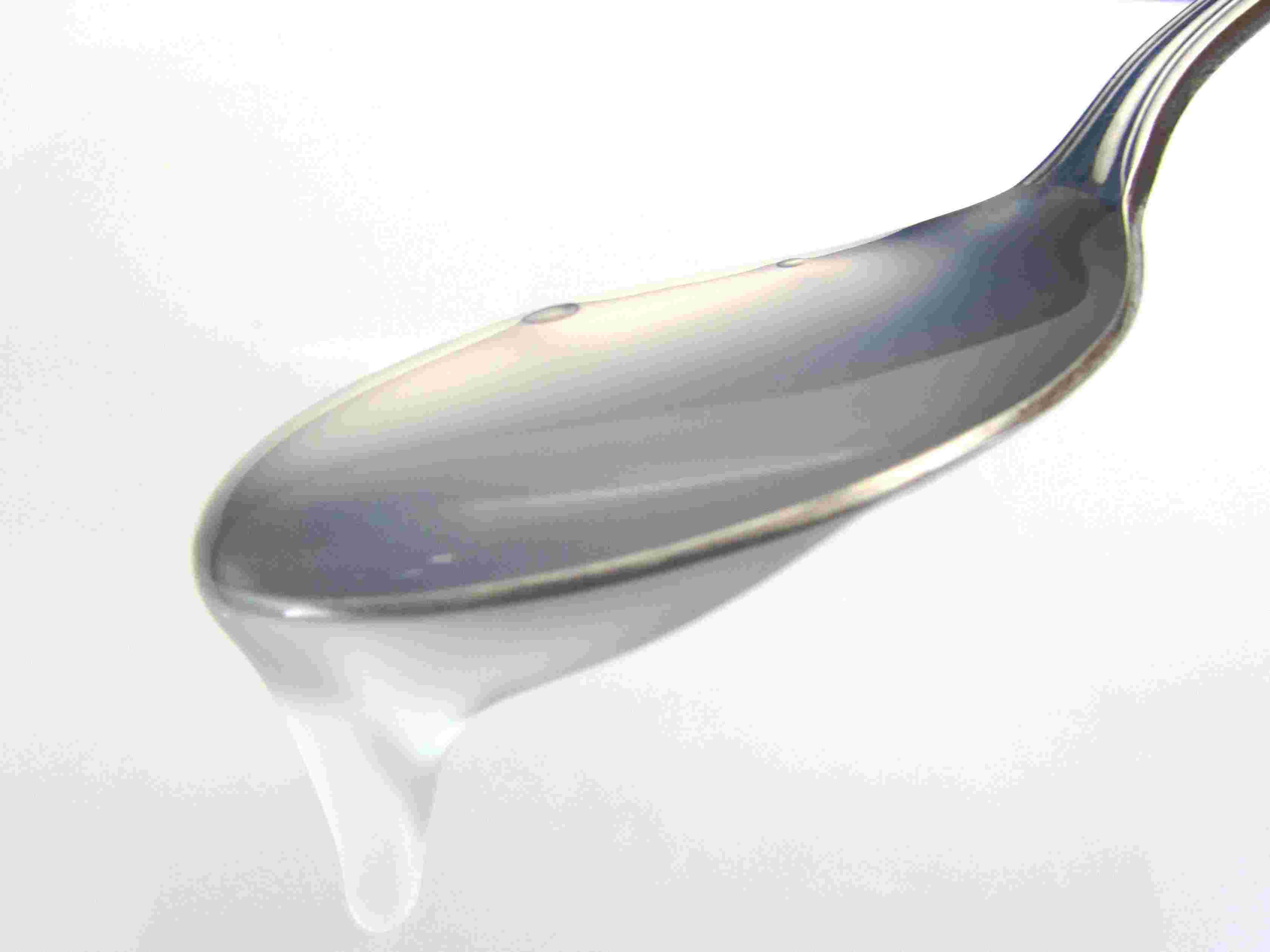 水溶き片栗粉がスプーンから垂れる様子
