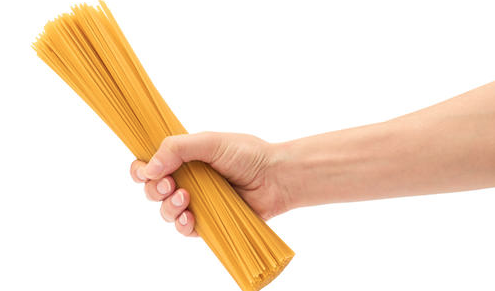 手の指でパスタを量っている