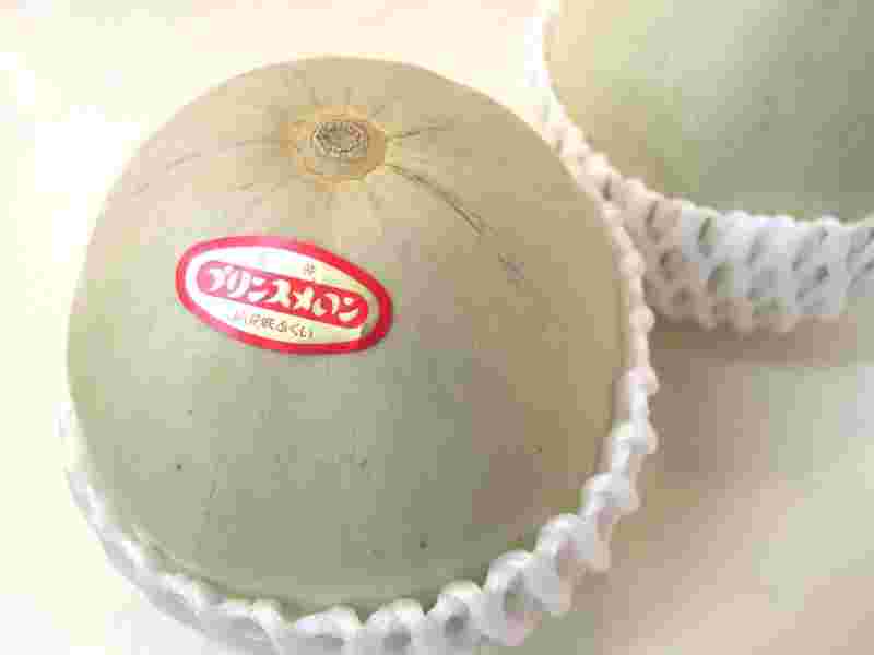 白のネットに入ったまん丸のプリンスメロン