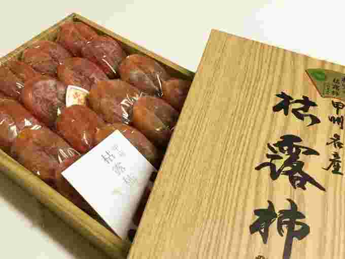 ソフトころ柿が箱に入っていて顔を出している