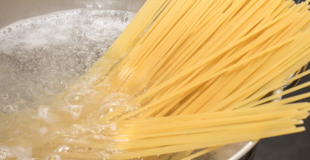 パスタを茹でている