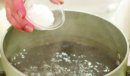 沸かしたお湯に塩を入れるところ