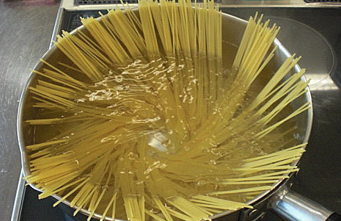 パスタを鍋の中に広げて入れる