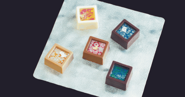 ベルアメールのお酒のチョコ5種を皿に盛る