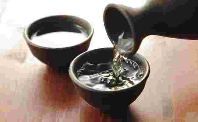 徳利にお酒を注ぐ