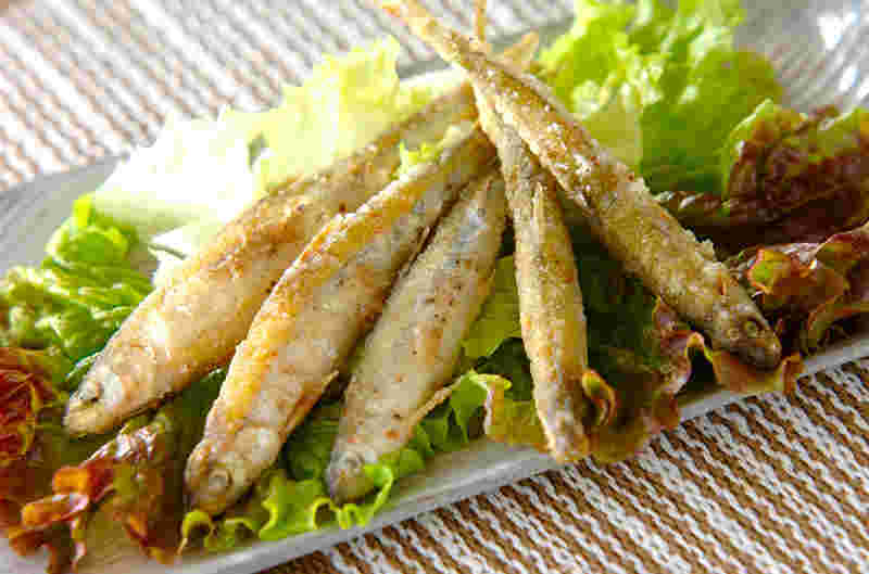 お皿に盛ったわかさぎの唐揚げ