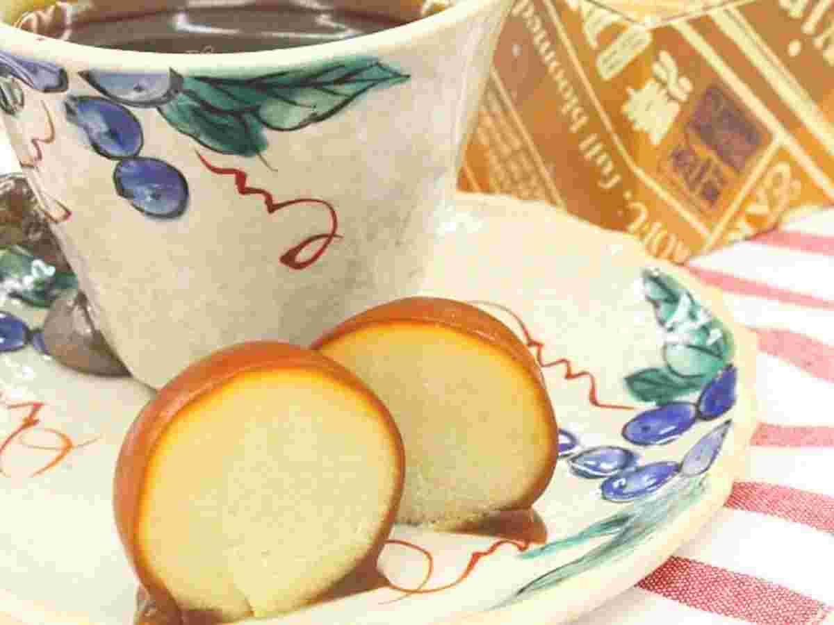 キャラ玉が半分こになってコーヒー一緒にある