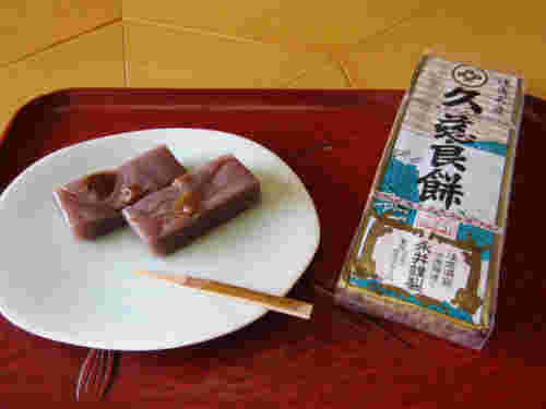 箱入りとお皿にのった久慈良餅