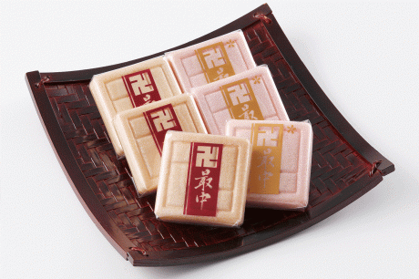 茶色い器ののった最中