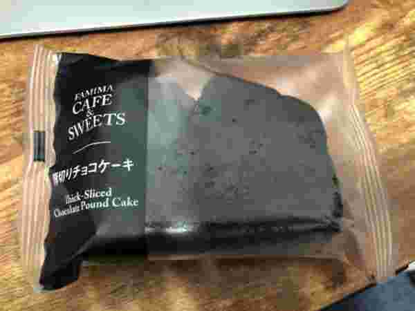 チョコレートが濃厚でボリュームたっぷりの濃厚厚切りチョコレートケーキ