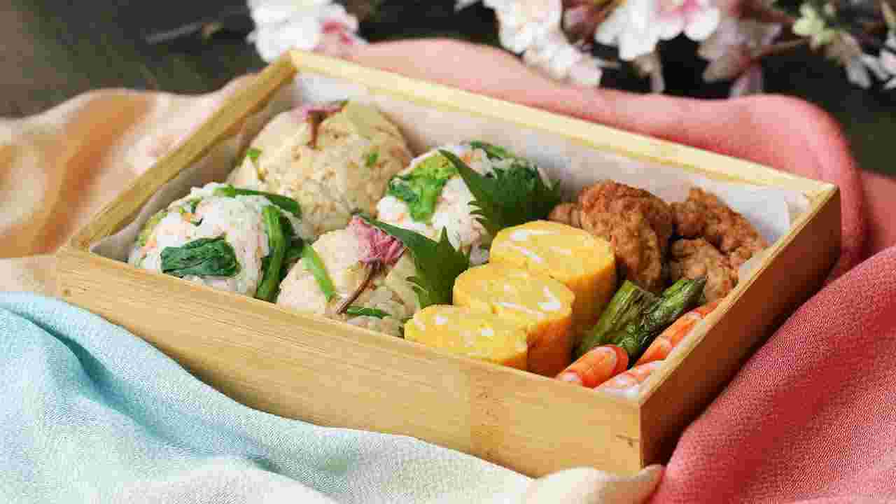 桜の塩漬けのおにぎりが入ったお弁当