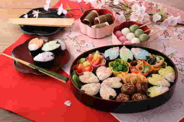 桜の花びらの形にデコレーションしたお花見弁当