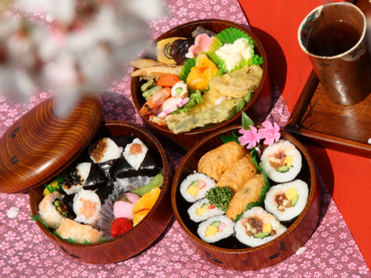 おにぎりや巻きずしが入ったお花見弁当