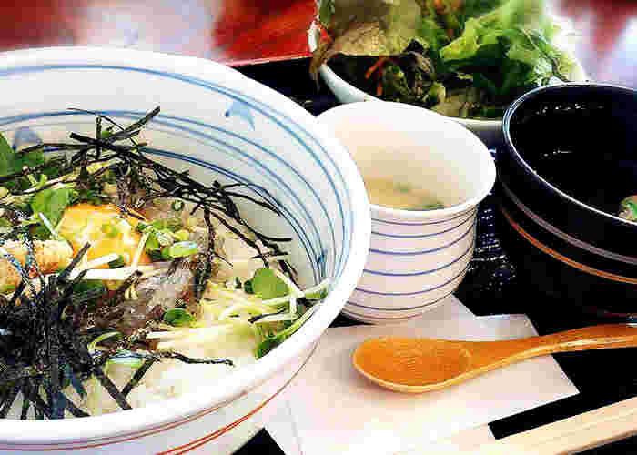 はも、さわら、ちりめんなどの海鮮丼の定食
