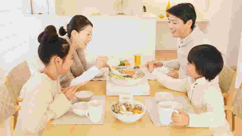 朝食を食べる様子