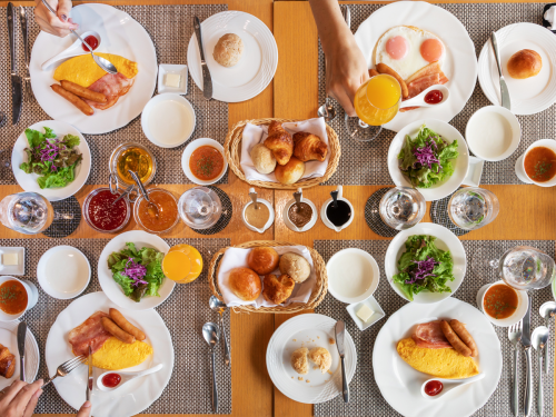 テーブルに朝食が並べられている様子