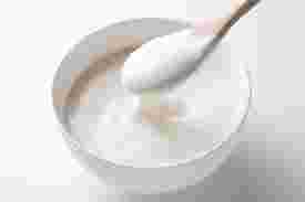 ヨーグルトとスプーン