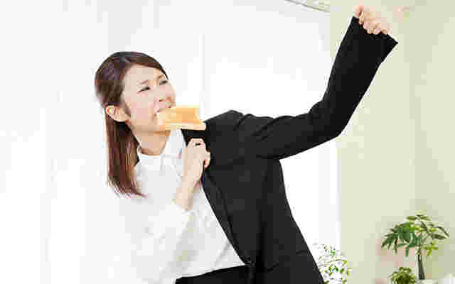 急いでパンを食べる女性