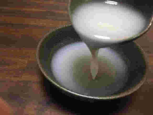 器に注がれるとろみたっぷりのそば湯