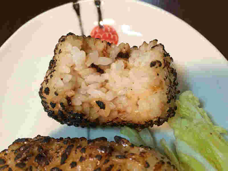 焼きおにぎりにかぶりつく