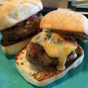 ハンバーガーにしたディナーロール