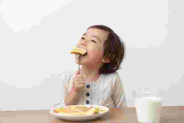 おやつを食べる子供
