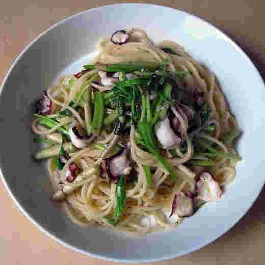お皿に盛られたせりとタコのパスタ