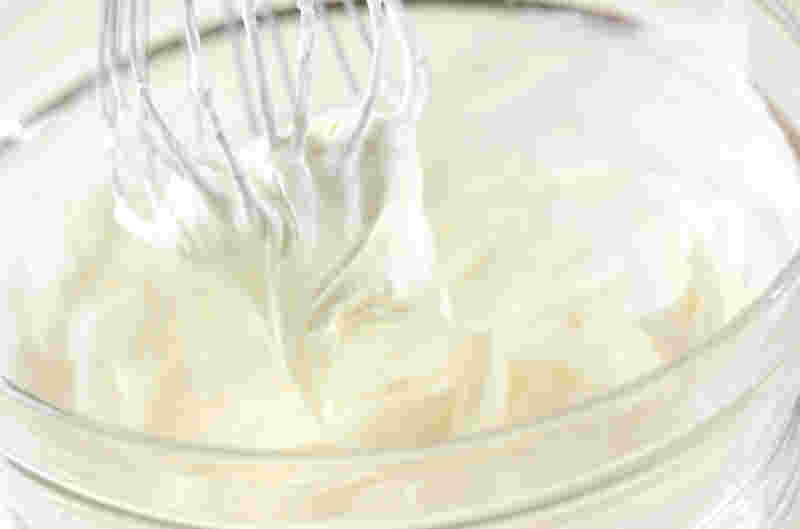 生クリームを泡立てている様子