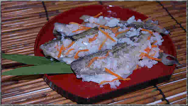 お皿にのったハタハタ寿司