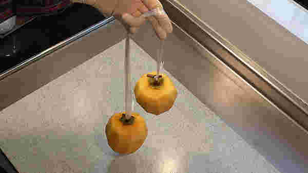 両側につるした柿
