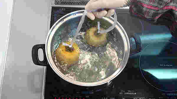 熱湯につけている柿