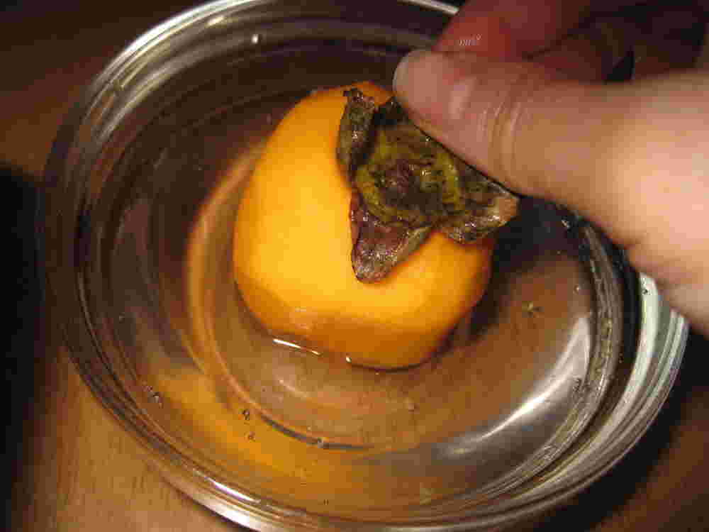 焼酎を付ける柿