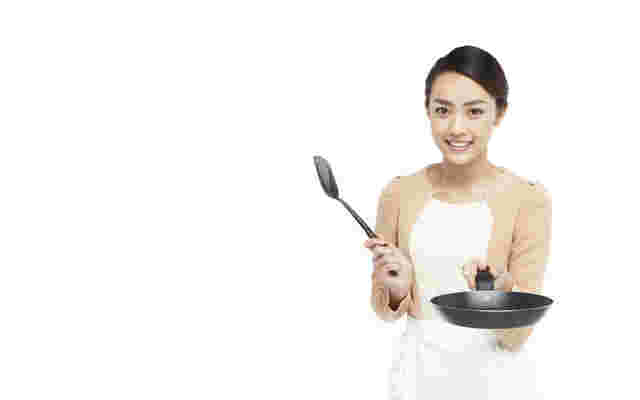 女性がフライパンを持った画像