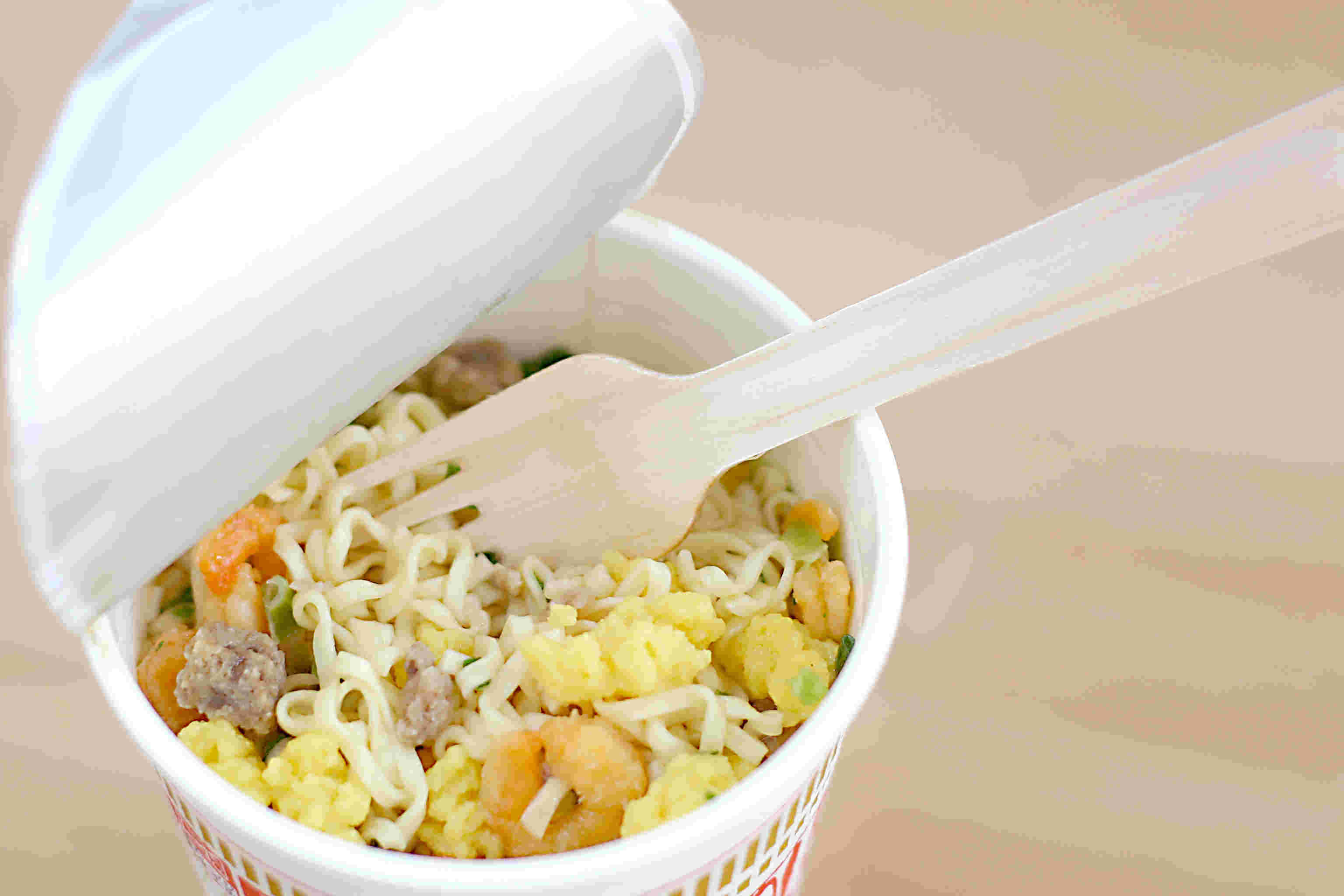 フォークで食べるカップラーメン