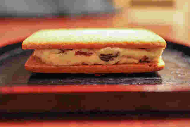 バターサンドを横から撮影している様子