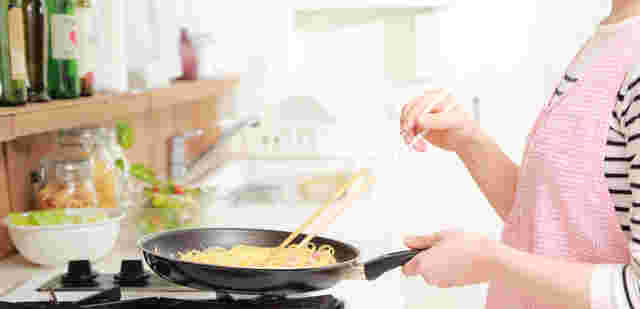 パスタを炒めている