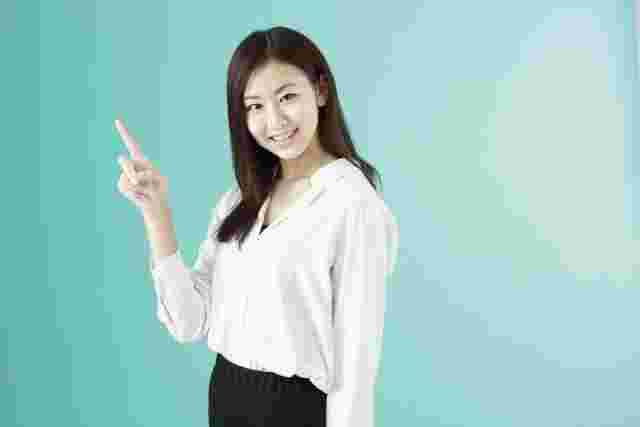 人差し指を指す女性