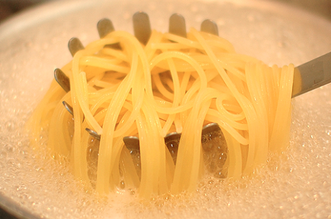 茹でているパスタ