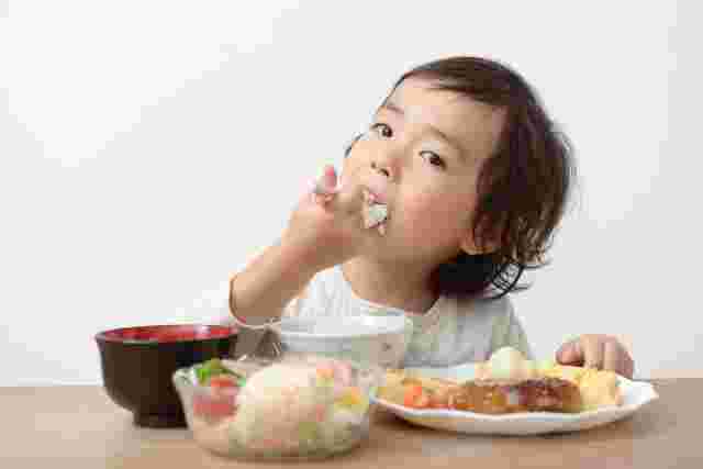 食事をする子供