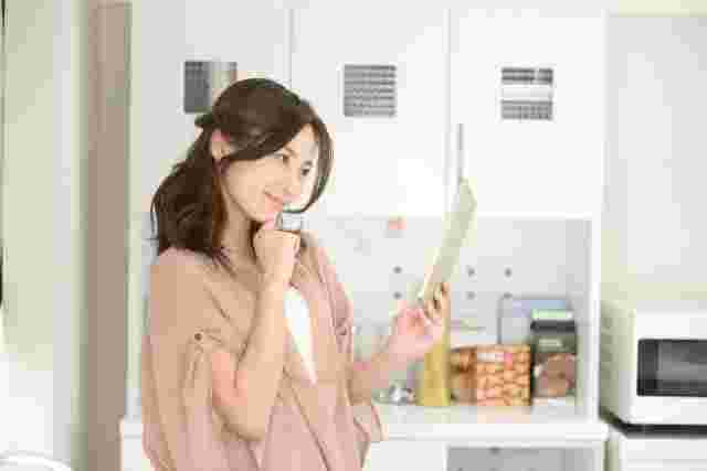 パッドでレシピを確認する女性