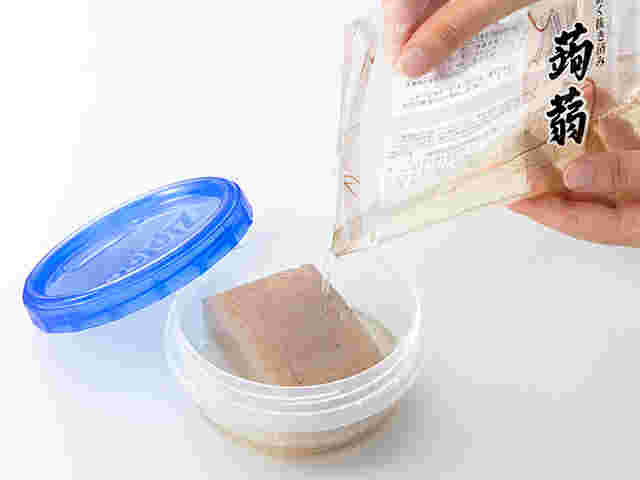 こんにゃくと水を入れたタッパー