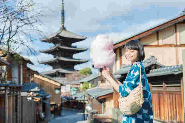 綿菓子をもって清水寺周辺散策