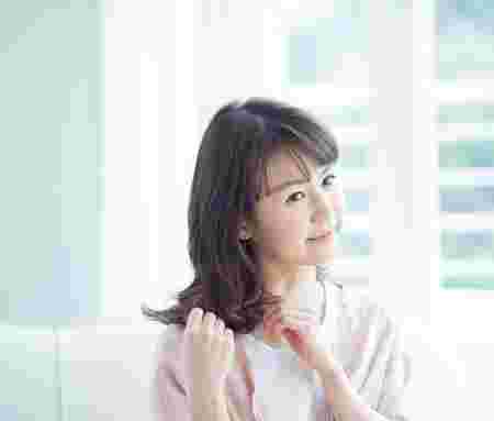 髪をさわる女性